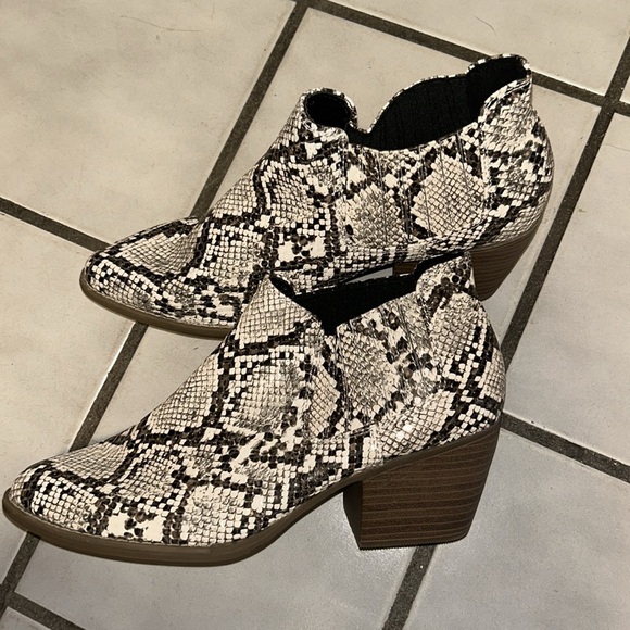a.n.a Snake print Ankle Booties heeled - Picture 2 of 4